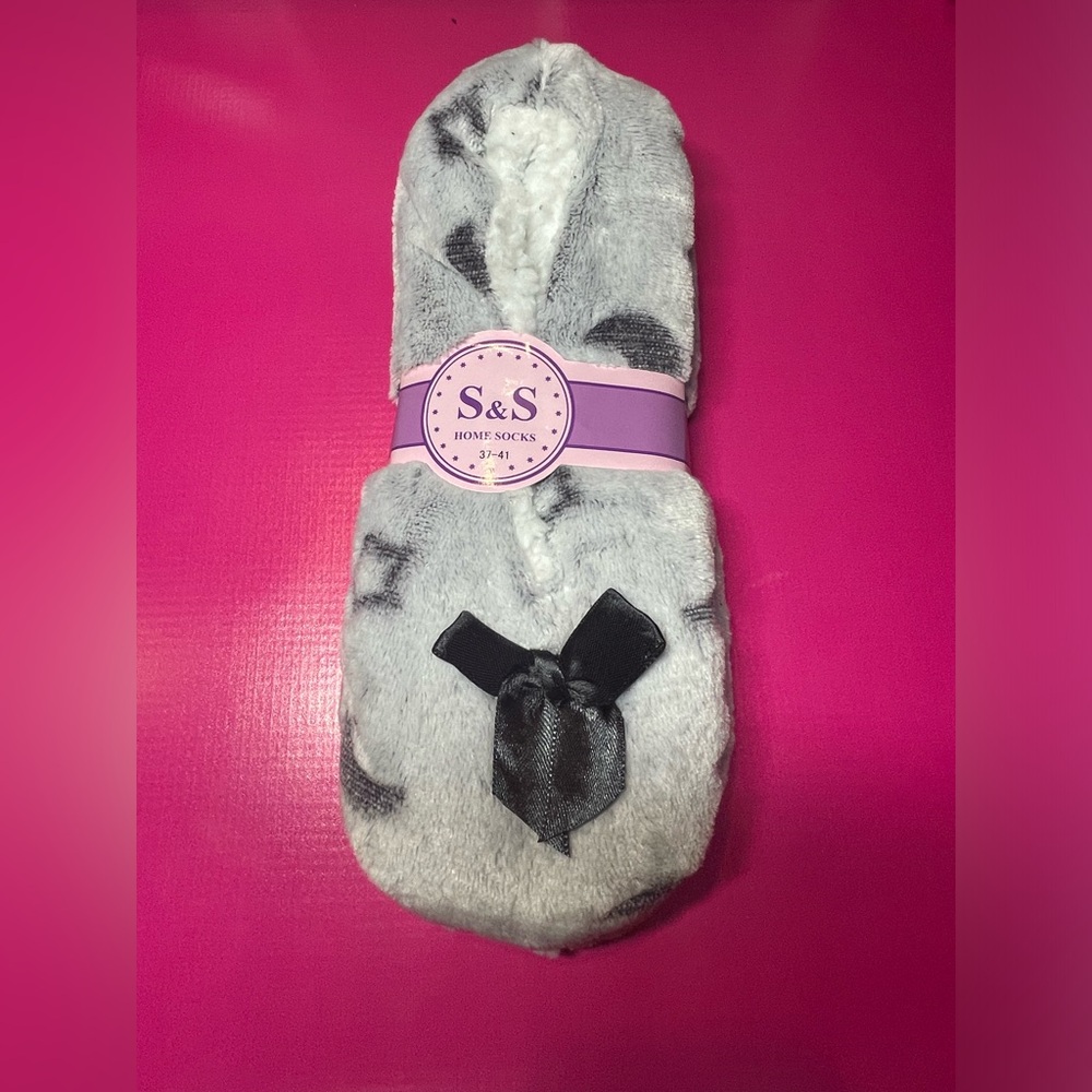 Woman’s Slippers 
Size 6-9